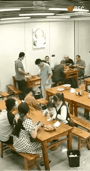 老王一脸懵逼，我究竟错在哪里？老王其实不老，才五十四岁，前妻离婚后他已经单了近