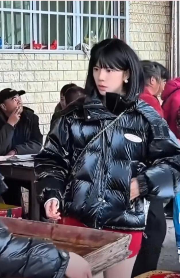 搞笑，回村的第二天，姑娘还在家里蒙头大睡，却被叫出去吃席。她一头雾水，也不知道