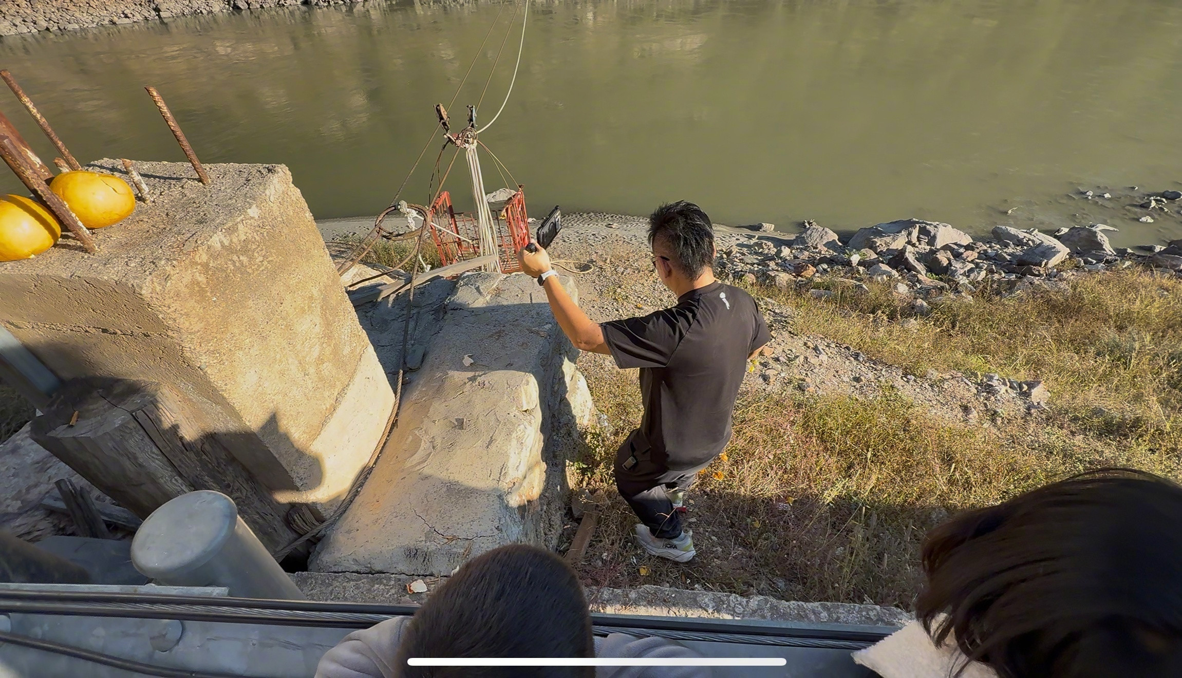 今天终于体验了云南/四川的摆渡吊篮，吊篮有点小，我坐着像个小仓鼠。你们看图1-图