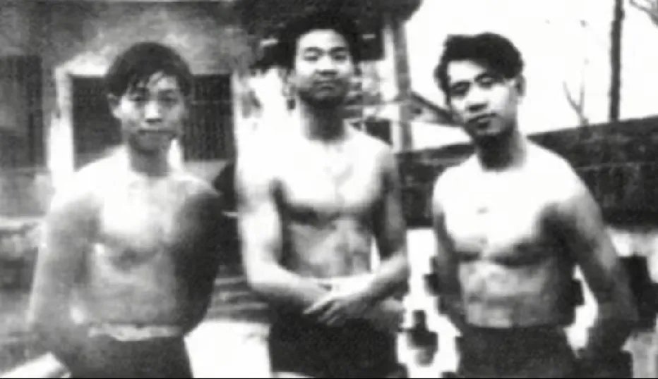 少年时期在重庆求学期间的袁隆平（左一）身着泳裤，与同学在游泳场中的一张留影，他常