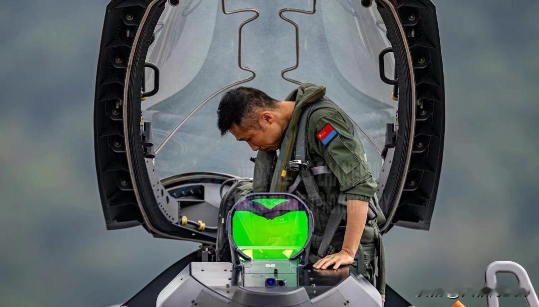 歼-20弹射救生画面曝光！中国航空救生技术硬核到什么程度最近啊，歼-20弹