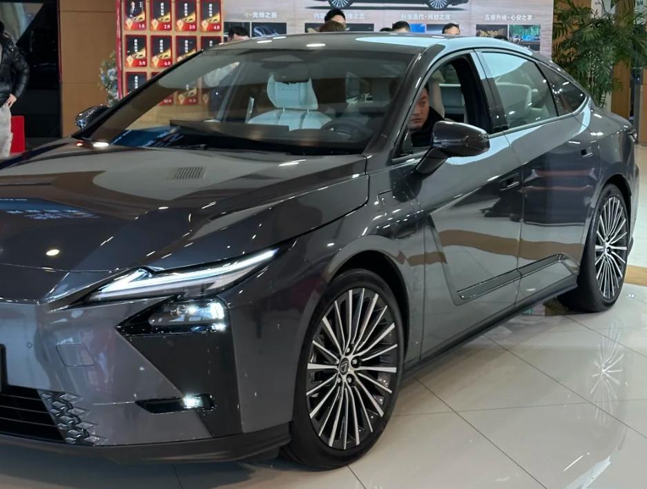 新款雷克萨斯ES疯了，外观变得差点认不得了雷克萨斯一直以有没的设计高颜值得到很多