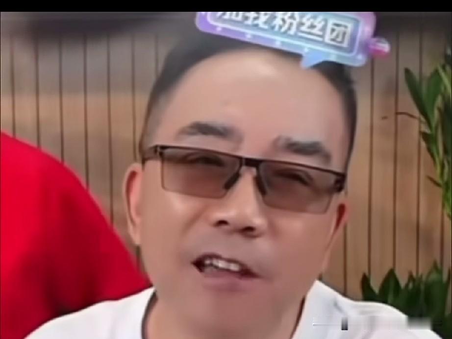 杨仪在直播的时候有人问:“你不怕纲子治你吗？”杨仪说:“我现在还真有点含糊了，我