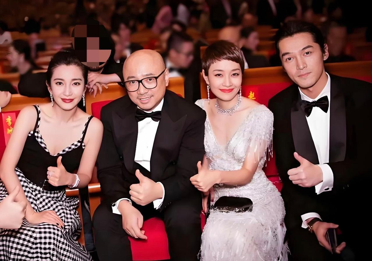 四位明星合影，右一胡歌，右二马伊琍，左边这两位没认出来是谁。