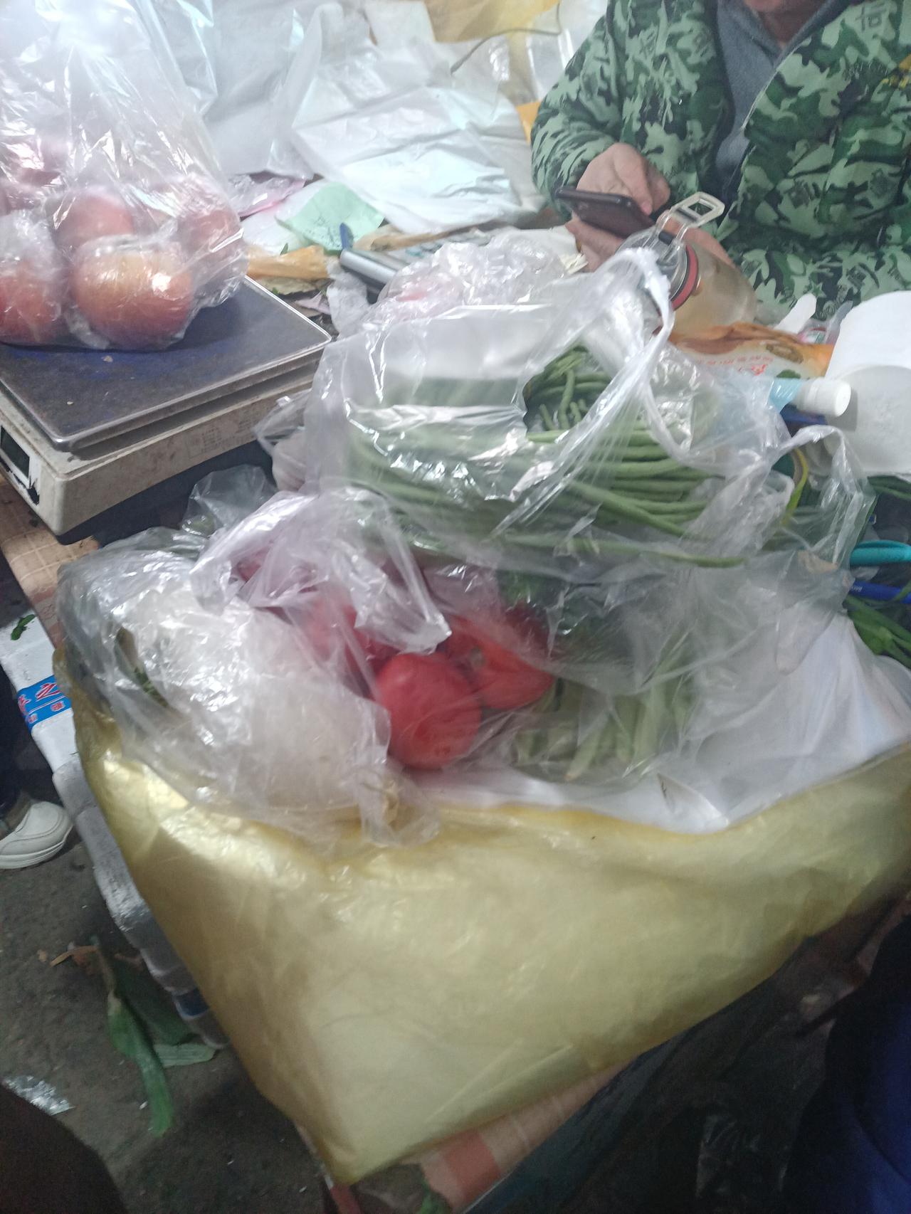 唉，那就去看看吧。看了小区附近的几个小超市，都是三块多钱一斤；转悠到了仿古市场后