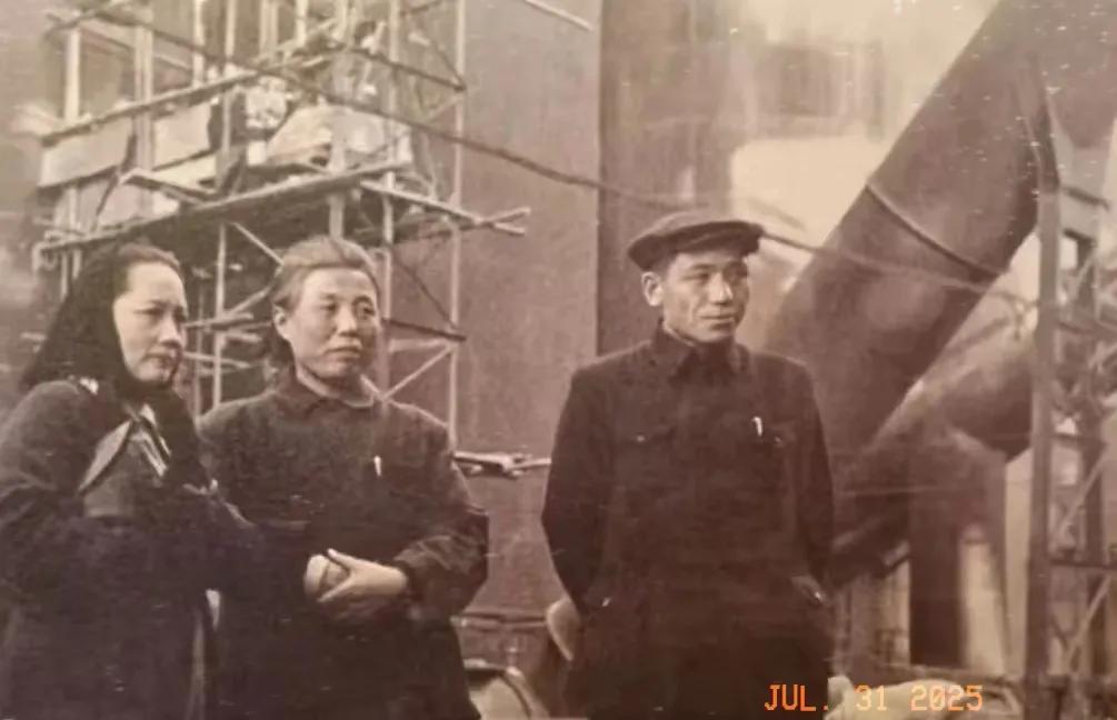 黑白老照片分享。1950年10月，宋庆龄副主席到东北鞍山市视察工作，鞍山市委领