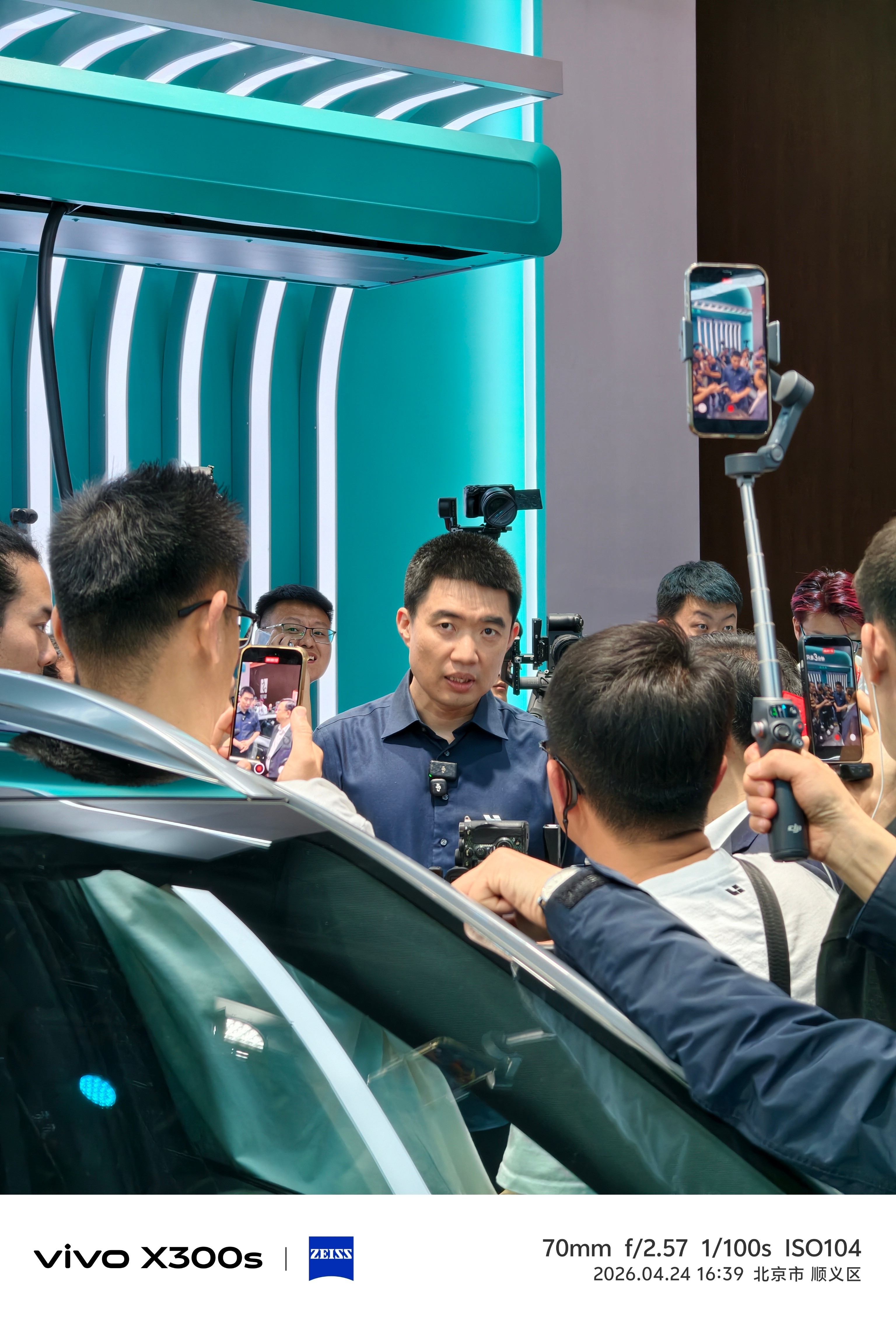 北京车展今天不仅雷总来比亚迪展台了，比亚迪排面拉满，李想也来了，看的比亚迪闪充