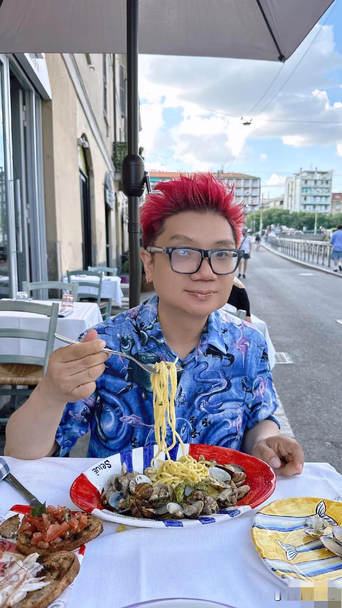 娱乐圈可真不是光有作品就能站稳的，但人脉再硬也架不住口碑翻车！程青松就是最鲜