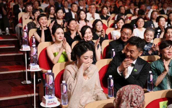 杨紫获奖孙俪吴越反应完整视频一目了然，孙俪吴越全程真诚鼓掌祝贺杨紫，单帧截图制造