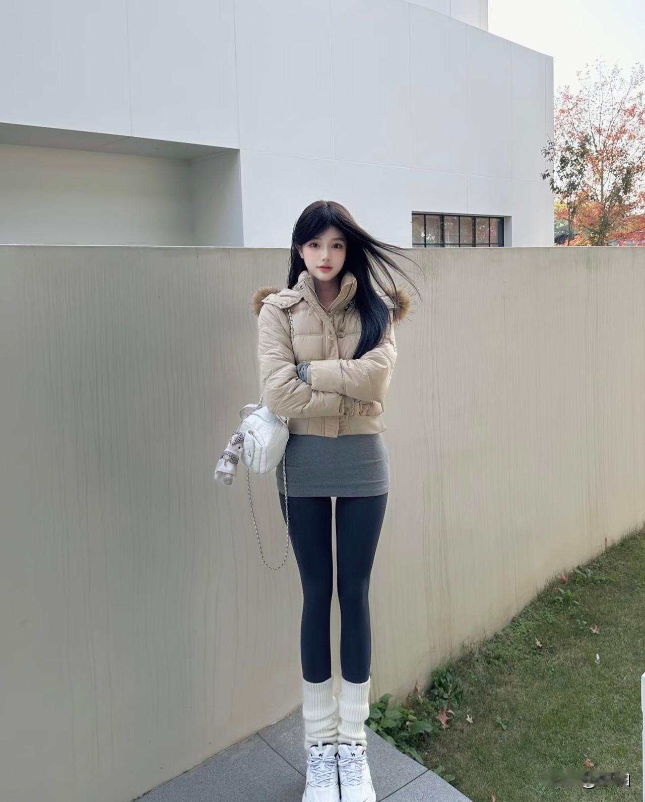 秋日穿搭指南：温暖米色羽绒服搭配时尚打底裙，轻松出街！🍂👗👢米色温柔风穿搭