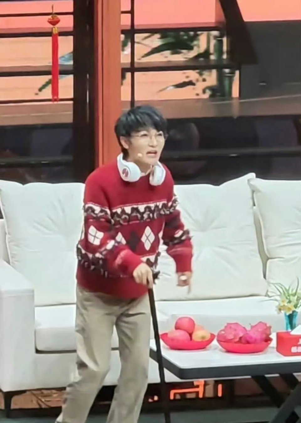 辽宁春晚含梗量超标周深扮老年妆和宋小宝演小品？辽宁春晚太会整活了，这节目也太新