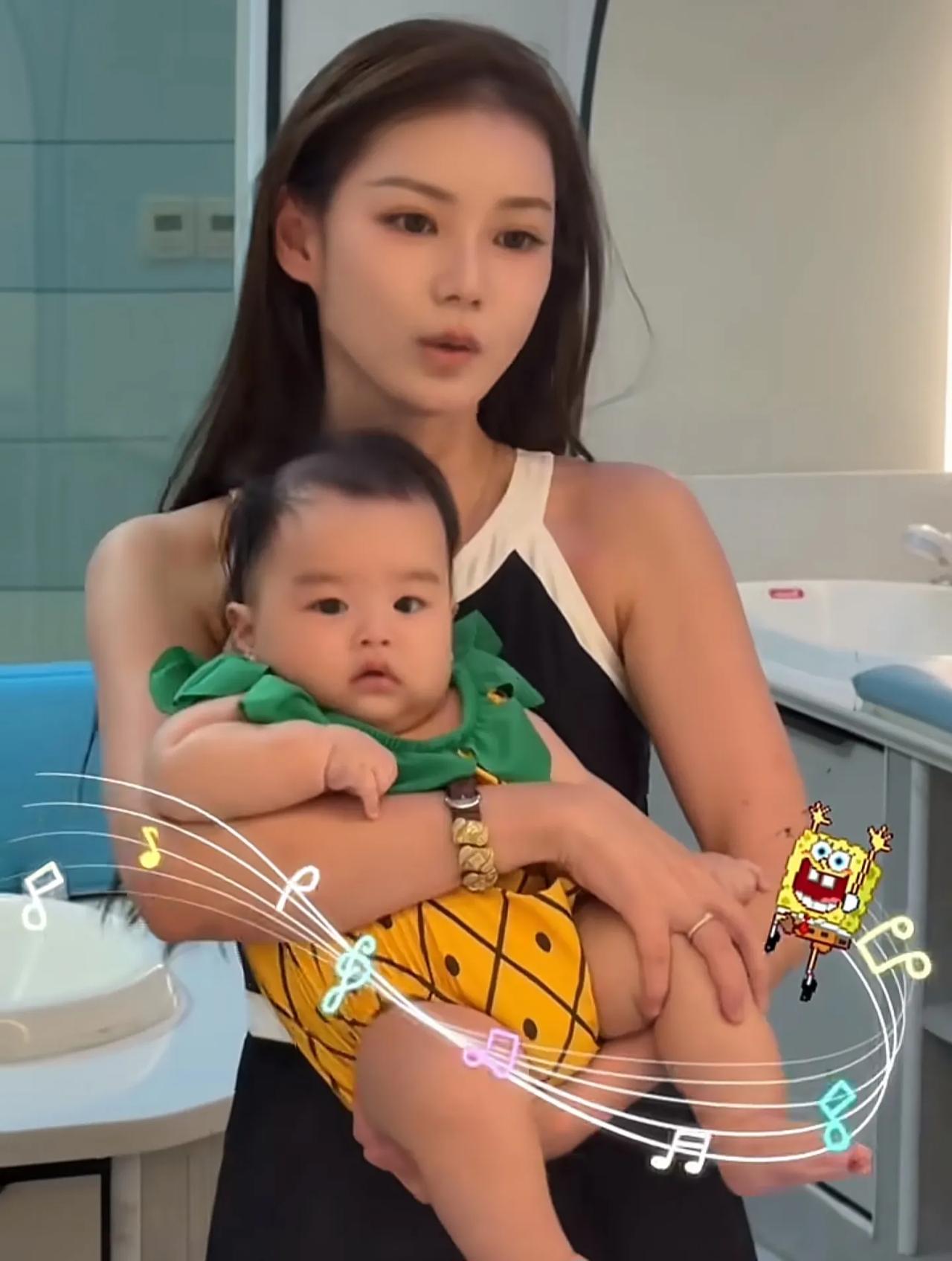 马筱梅执行力杠杠滴，上午还说带汪宝儿穿菠萝泳装去游泳，下午就晒出视频了。汪宝儿难
