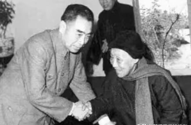 1963年元旦团拜会会场里，85岁的何香凝撑着手杖准备站起来。周总理一眼看见，几