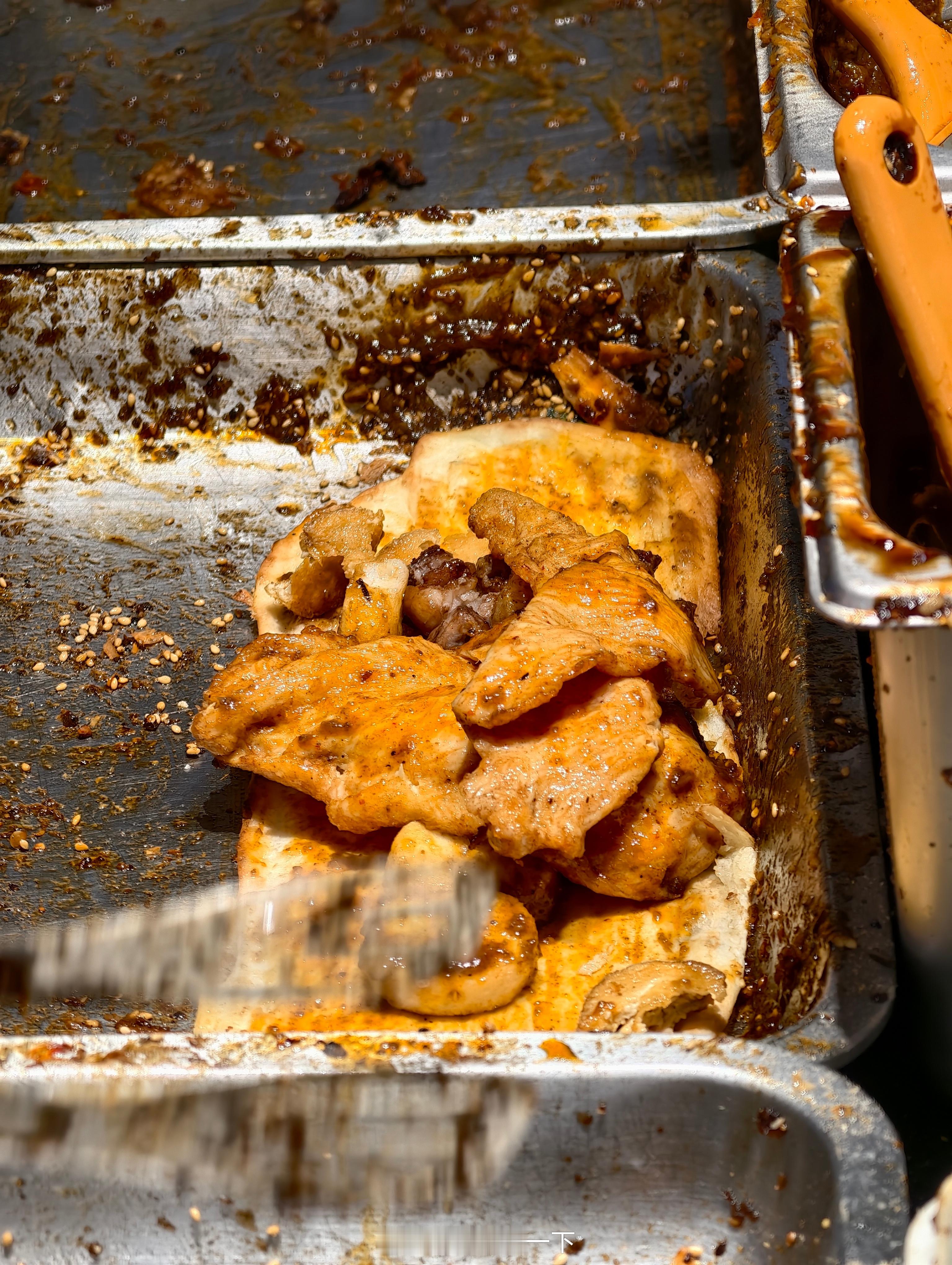 晚安朋友们，今晚我又吃了烧饼夹里脊夹羊肉串，就问你这个料不足？有点东西​​​