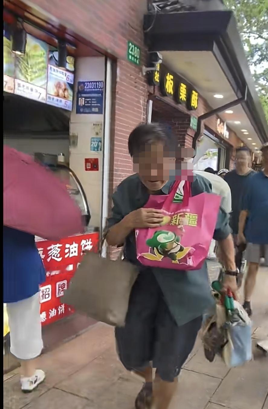 上海建工爷叔又是收获满满的一天，大包小包肩扛手提，回家以后又可以全家享受了。