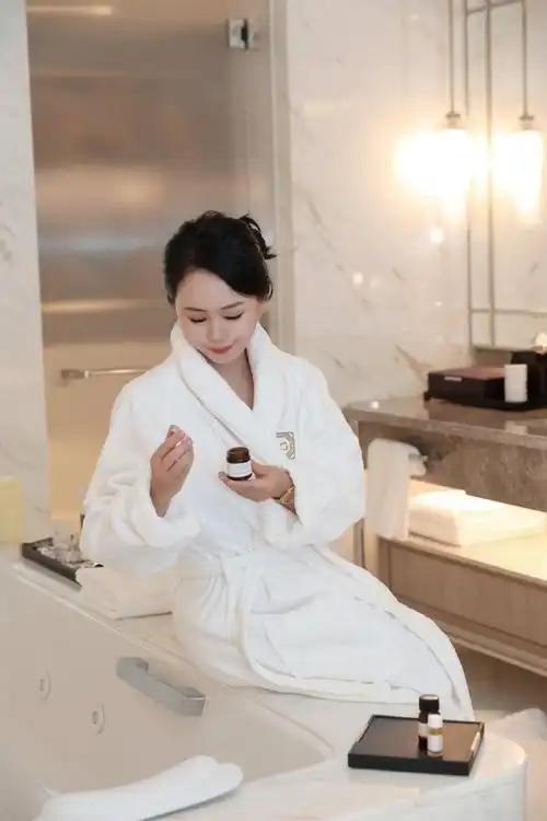 “离大谱！”一女子花7468元一晚，入住5星级大酒店，她洗澡时，拉了一下门，浴室