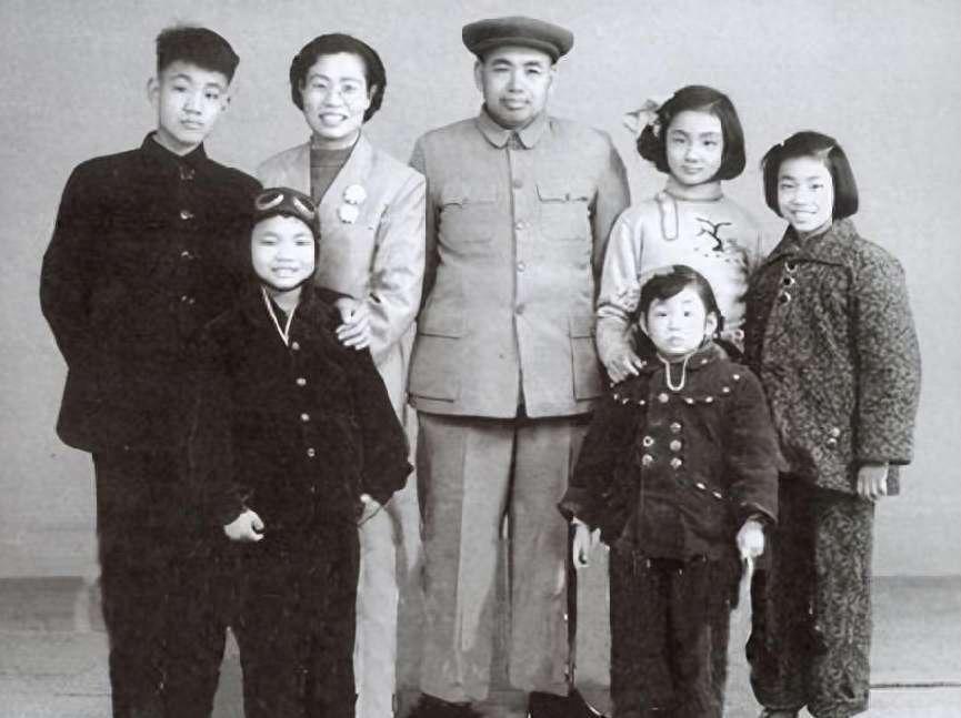 田普比许世友小十九岁，生下六个孩子，晚年却与没有血缘关系的“孙女”共同生活吗