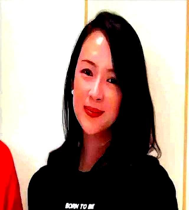 赵本山三亚的豪宅里，章子怡穿着369块的T恤，喝得满脸通红，额头直冒油。她