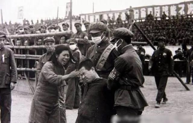 上世纪50年代初，在镇反过程中，一名年轻女性看到正在公审的一名坏人，怒不可遏，当