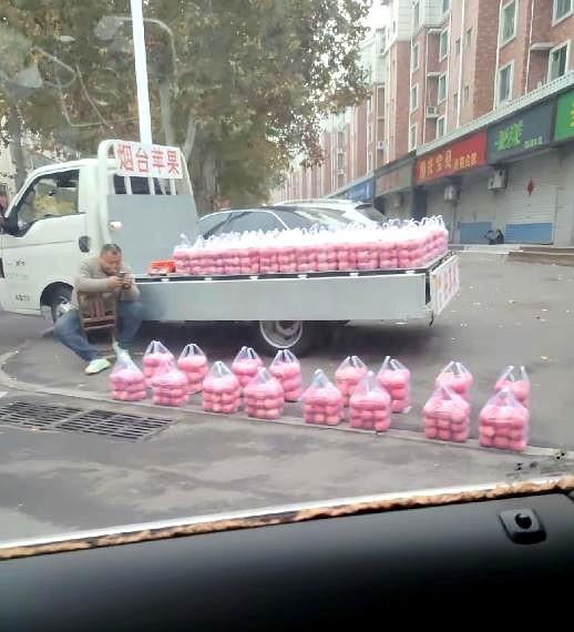 山东，街头一位卖苹果的大哥火了！他摆的苹果摊，整齐得让人看了直呼舒服。摊主王