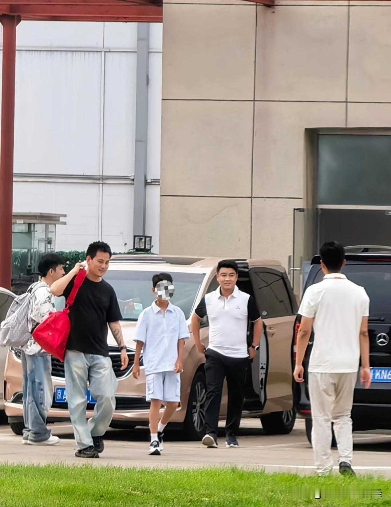 王皓带着儿子海苔在录节目，他也上了“亦师亦友”那个节目。但这个正在录制的不知道