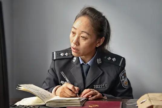 1998年，内蒙一女子自家商店被盗，女子通过足迹跟踪到盗贼，该女子被破格聘请到一