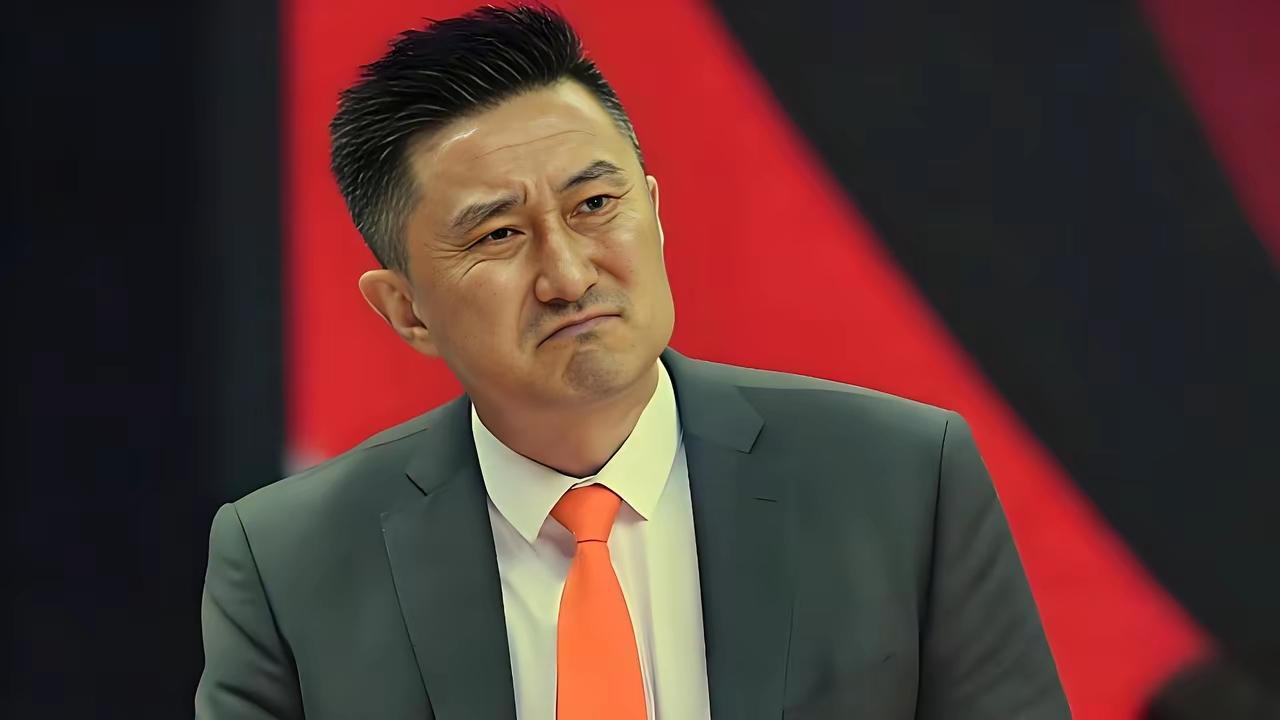 当年巩晓彬横扫中国男篮国内赛场的时候，赛场上有两个人一跟山东男篮对垒就与巩晓彬闹