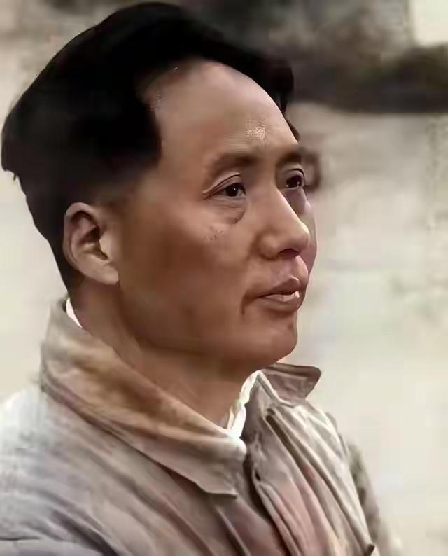 这是43岁的毛主席走完长征后的真实留影，都看看吧，伟人的侧颜照还是那么的帅气，即