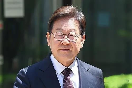 进步阵营正在热议谁更适合李在明大选替补时。首尔高院审判7庭宣布：为确保选举