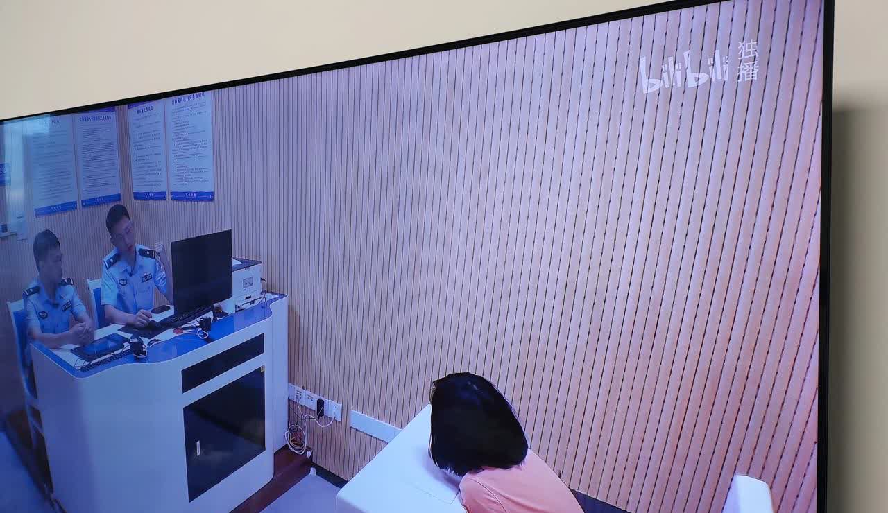 今天看到一新闻，一个长沙女子吃霸王餐，那女子年纪轻轻，长得不错，经常吃霸王餐不给