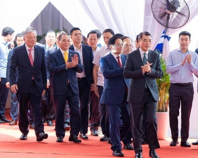 越南首条高速铁路破土动工仪式！日前，越南总理黎明兴与前总理范明政和越南首富范日旺