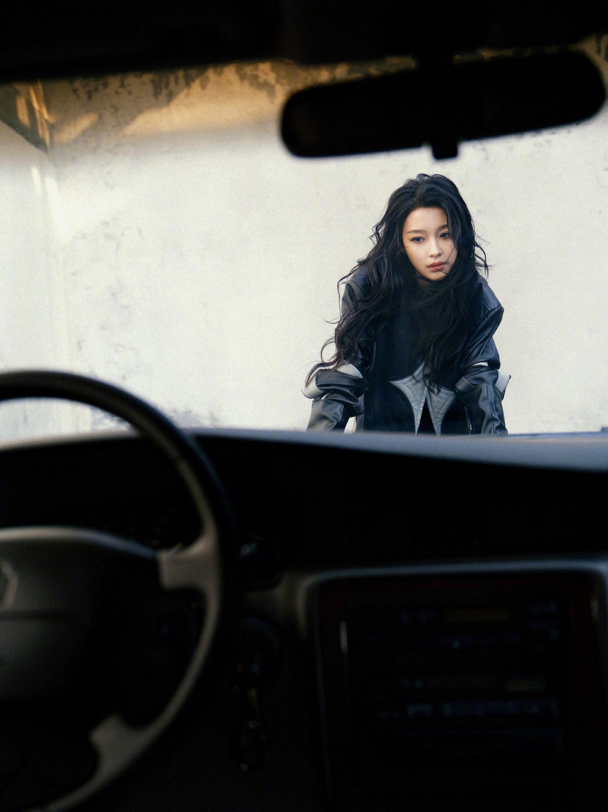 孙怡墨镜黑裙丝袜妆造，酷飒自在，热辣不羁。孙怡