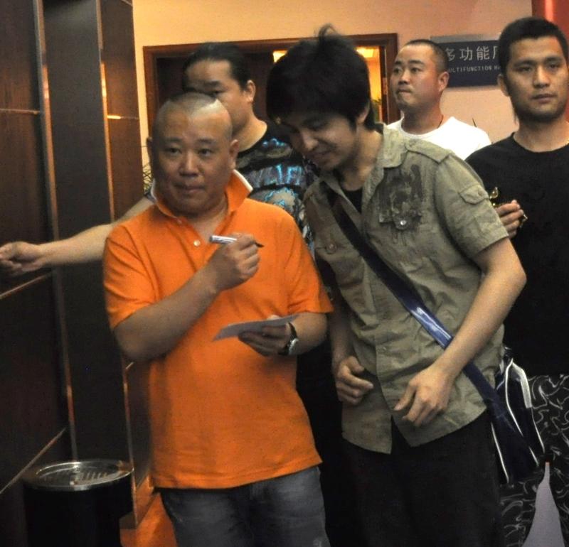 郭德纲和于谦谁财富更多还真不好说。有说法称于谦身价超郭德纲。早年，他俩外出商演