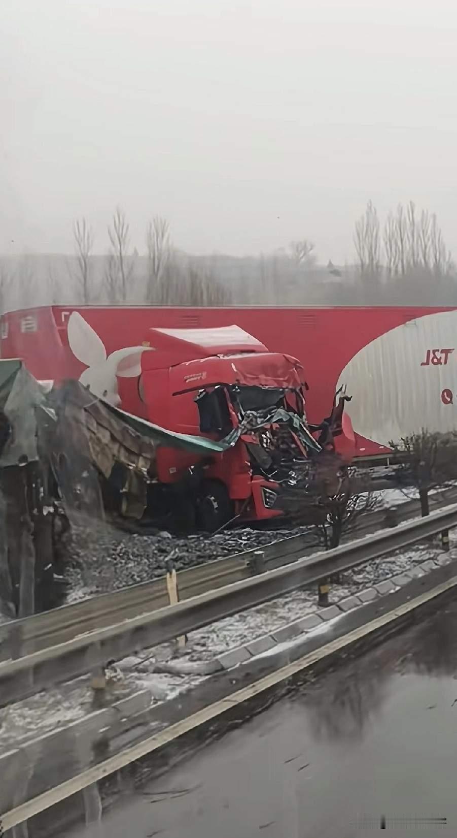 山西二广高速35车相撞事故再次敲响冬季行车安全警钟。事故发生在全省道路结冰黄色预