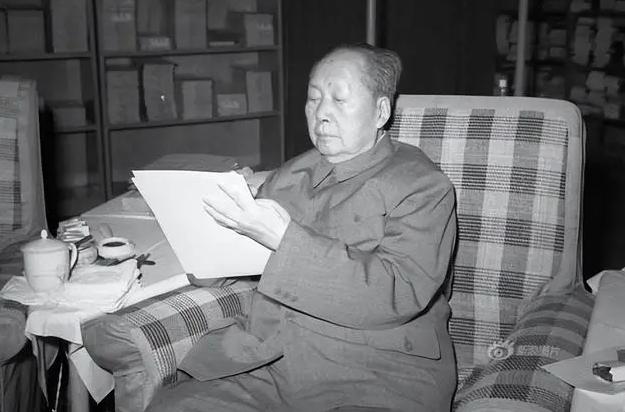 毛主席在撒手人寰前，为什么要做出那个让全军上下都摸不着头脑的决定，收回叶帅的军权