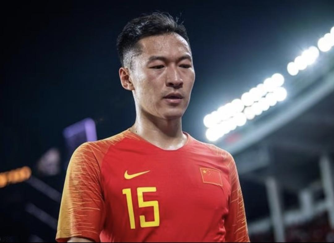 球迷又吵翻天了。亚运会U23国足超龄名单曝光，37岁吴曦在列，不少球迷绷不住了。