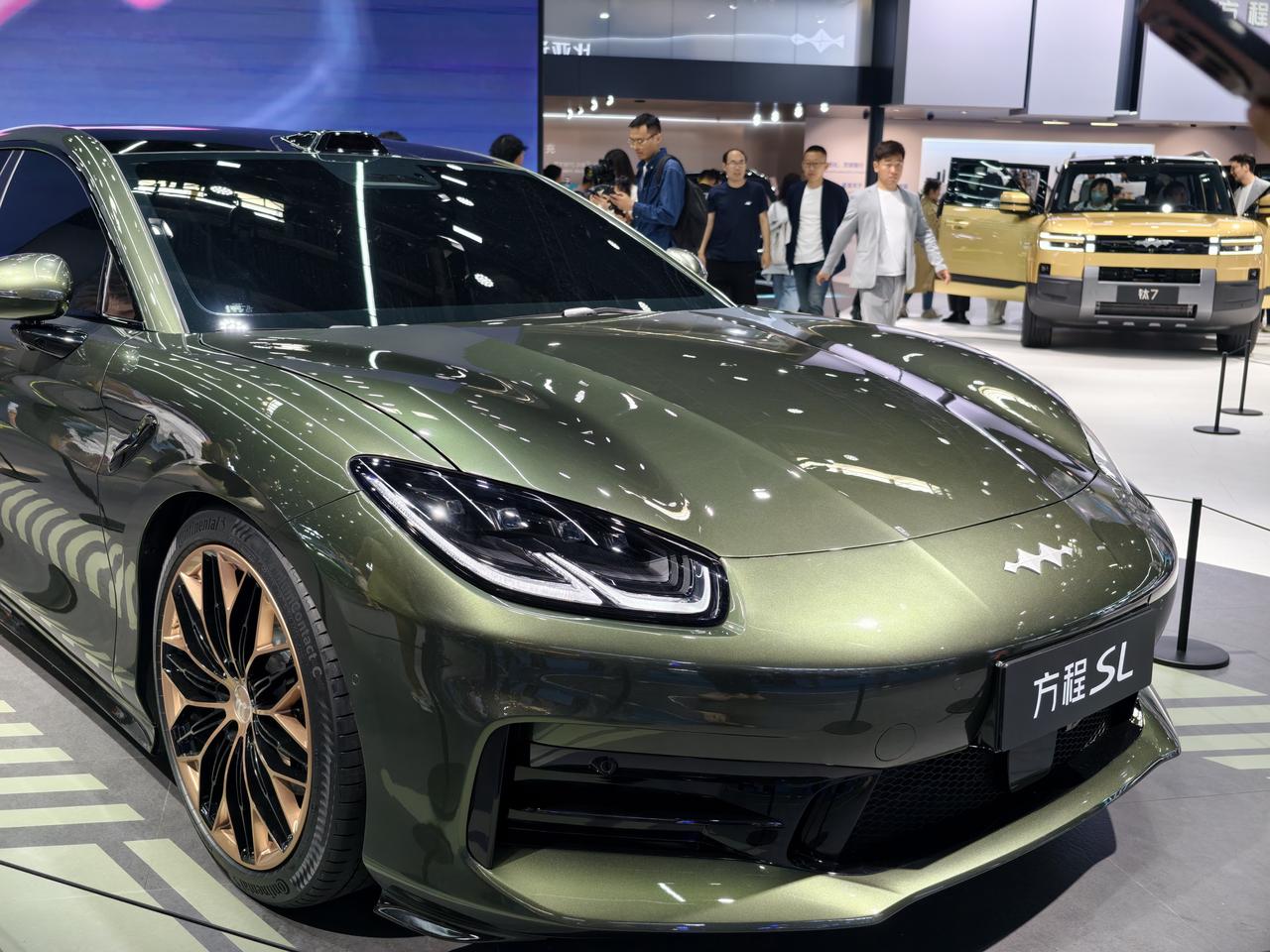 今天继续带大家逛北京车展。众所周知，方程豹是比亚迪旗下的个性化品牌，并且产品