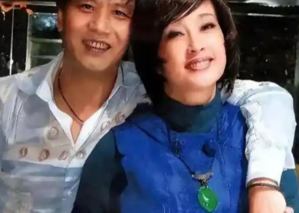 刘晓庆前夫阿峰的下场，给所有想高攀的男人上了一课。当年，他为了刘晓庆抛妻弃子，