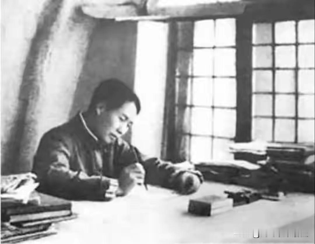 毛主席当年这四步，西方研究了七十年才看懂1949年2月3日，北平。天还没