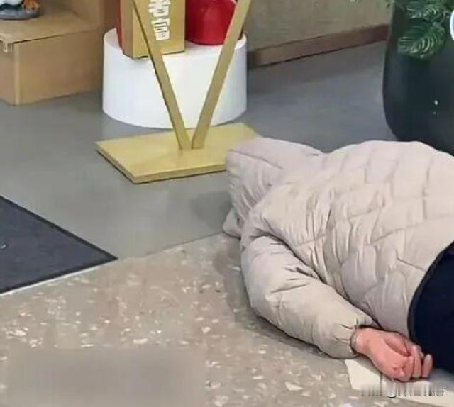 河南，真是碰到狠人了！一女子躺人家店门口，头部用帽子盖住，整整赖了4天趴地不起。