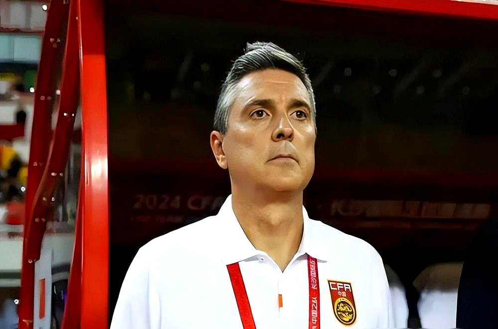 铜牌战打乌兹别克，安东尼奥干了件绝的：把拜合拉木、陈泽仕、木塔力甫三个嫡系全按在板凳上，一个没用。这