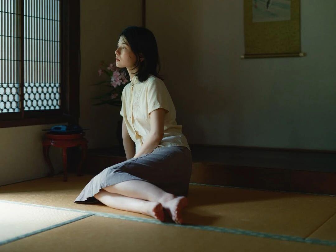 摄影作品赏析/孤独感油然而生中国水下摄影如何拍好看裤装丽人