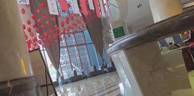 12月6日，贵阳，女子带着家人来到某水汇放松一下，完事后，女子来到淋浴区，一丝不