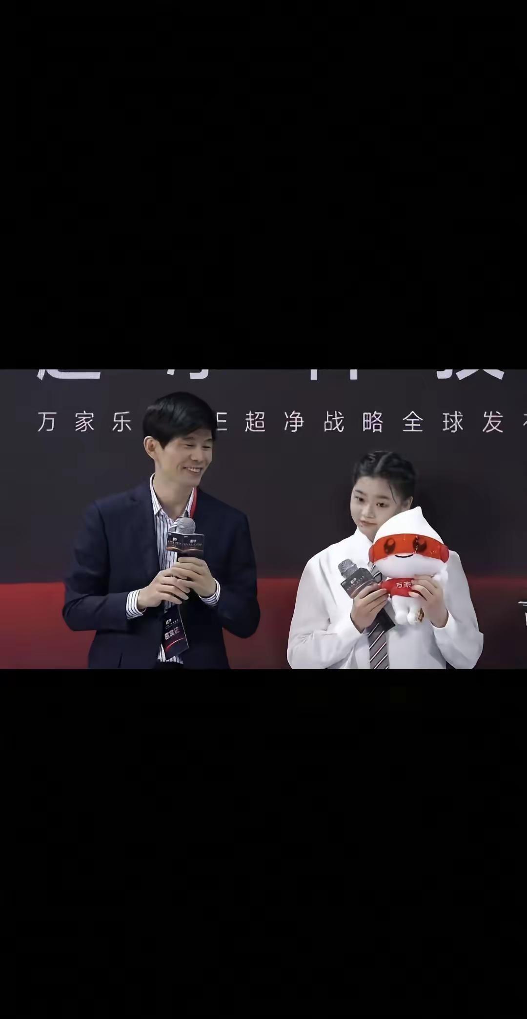 万家乐和全红婵双向奔赴呀，好宠溺的眼神，这画面也太美啦全红婵万家乐热门日