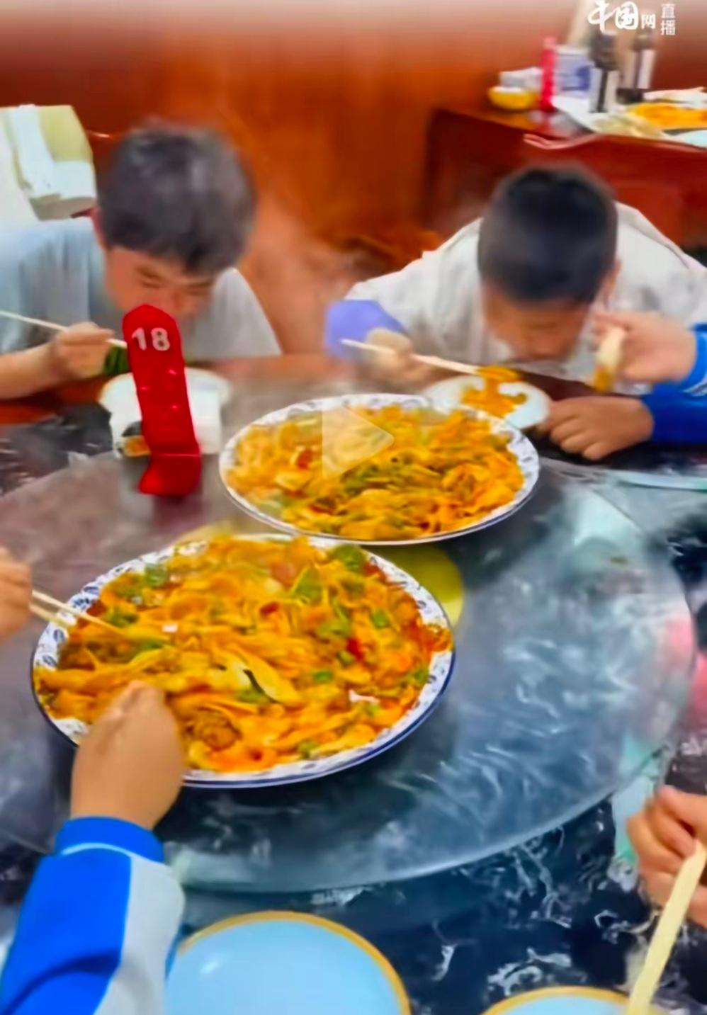 活该老板发财！陕西西安，3名初中生来吃面，只点了一份爆肚面，3个人合吃，老板看不