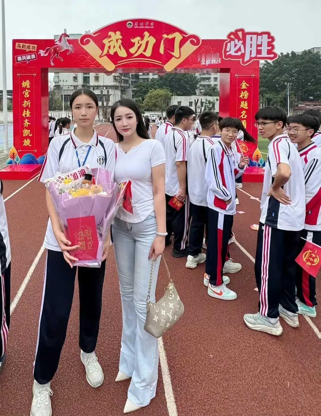 这是我见过最年轻的妈妈，没有之一！！