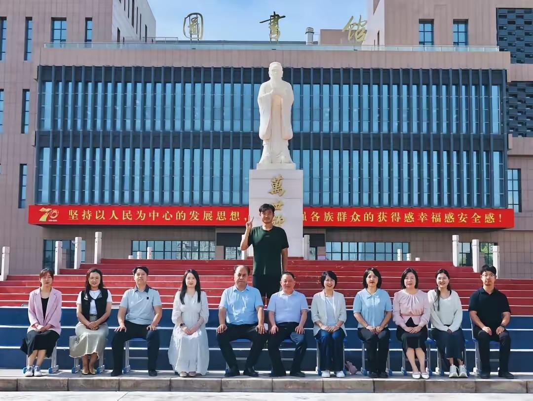 一根独苗的毕业照。男生2020年考入喀什大学外国语学院旅游英语专科班，后来他去当
