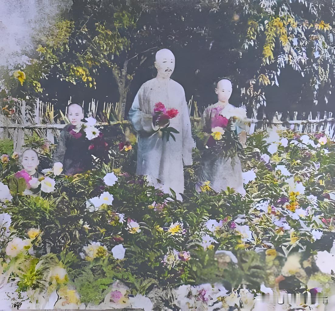 1887年4月，48岁的醇亲王奕譞在西山妙高峰“退潜别墅”西花园牡丹圃留影，宫廷