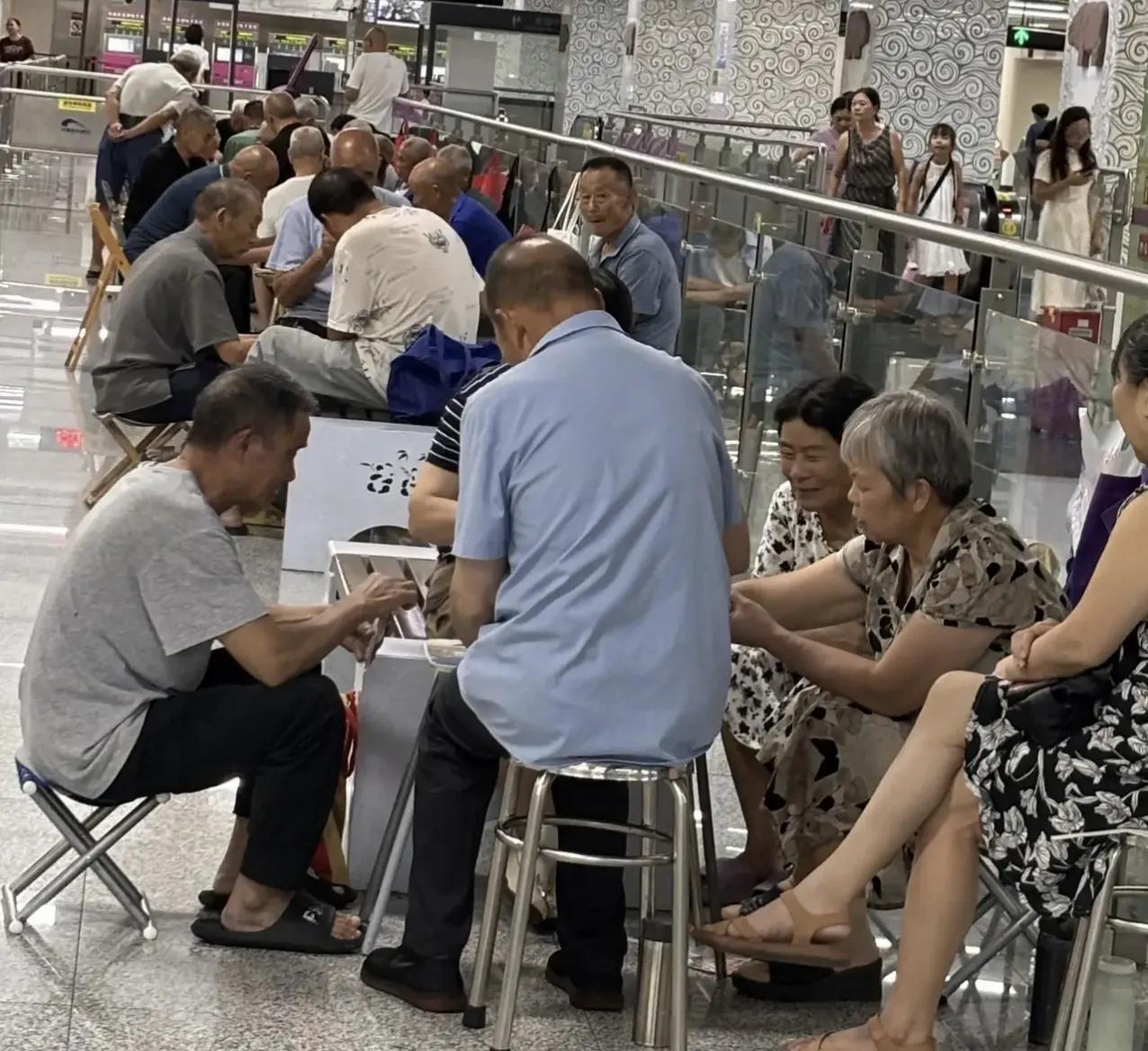成都最大的奇观，到处都是退休老人，省电怕花钱地铁快餐店蹭空调在成都待过的人，大