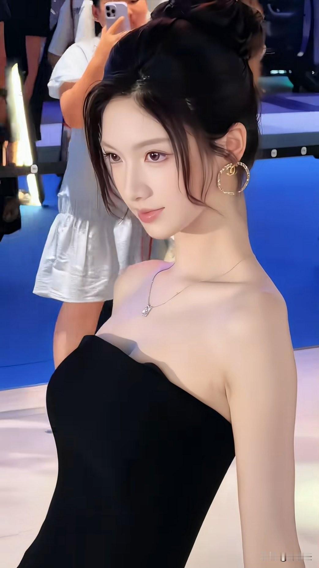 谁认识这个美女呢？这也太完美了！这个车模谁认识？这气质、这身段盈盈可握的细腰